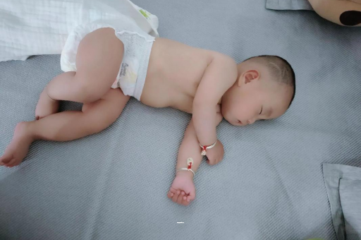 大连宝宝胳膊上起红疙瘩